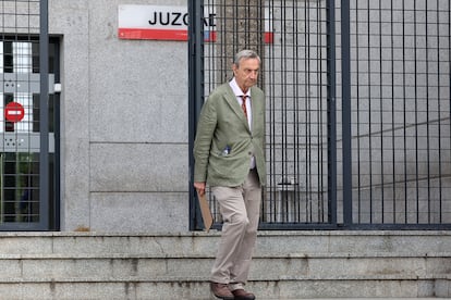 Antonio Burgueño, ex asesor sanitario de la Comunidad de Madrid, el martes a su salida del juzgado de instrucción número seis de Leganés.