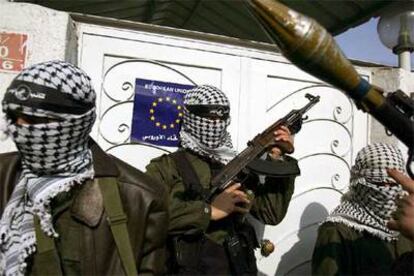 Miembros de las Brigadas de Al-Aksa, a las puertas de la sede de la UE en Gaza.