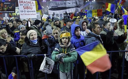 Manifestación contra la corrupción y el Gobierno, el domingo en Bucarest.