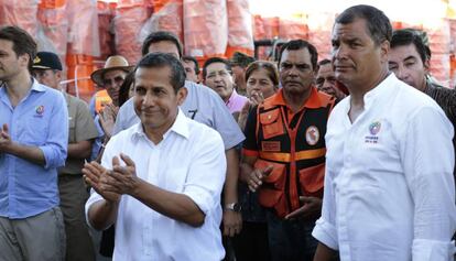 Rafael Correa (a la derecha) visita la zona afectada por el terremoto con el presidente de Perú, Ollanta Humala.