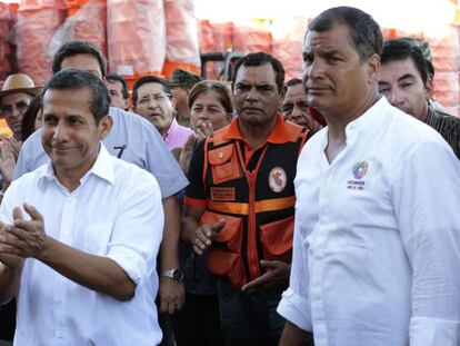 Rafael Correa (a la derecha) visita la zona afectada por el terremoto con el presidente de Perú, Ollanta Humala.