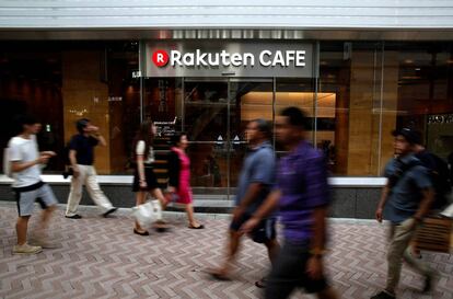 Viandantes transitando ante el Rakuten Cafe en una calle de un distrito comercial de Tokyo.