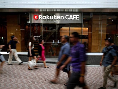 Viandantes transitando ante el Rakuten Cafe en una calle de un distrito comercial de Tokyo.