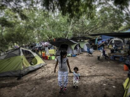 Una madre con su hija por en un campamento en el Estado de Tamaulipas.