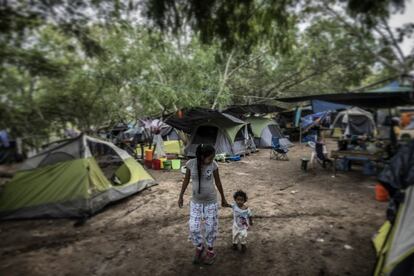 Una madre con su hija por en un campamento en el Estado de Tamaulipas.