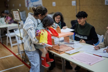 Una mujer vota en el Colegio San Agustín, el 28 de mayo de 2023, en Madrid (España).