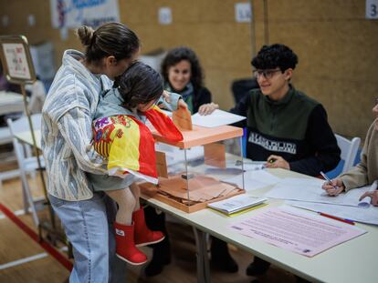 Una mujer vota en el Colegio San Agustín, el 28 de mayo de 2023, en Madrid (España).