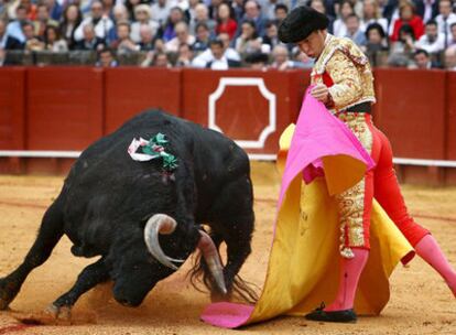 El Juli da un pase con el capote a su segundo toro en la Maestranza.