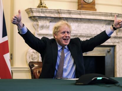 Boris Johnson celebra el acuerdo en su despacho en Downing Street este jueves.