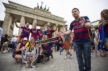 Aficionados culés en la puerta de Brandenburg