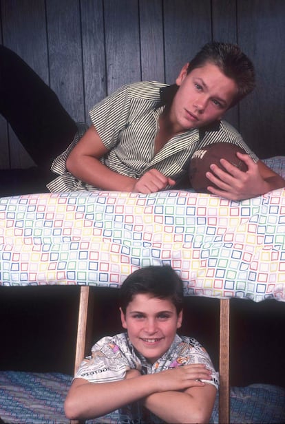 Los actores Joaquin and River Phoenix (fallecido en 1993) posan en su casa de infancia en Los Ángeles en 1985.