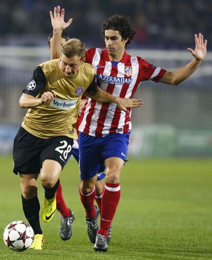 Tiago trata de quitar el balón a Royer.