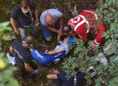 Remco Evenepoel, atendido este sábado por personal médico y miembros de su equipo tras una dura caída en el Giro de Lombardía.