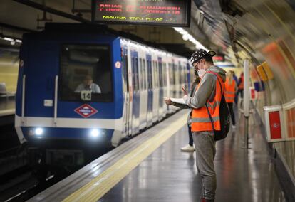 Personal que controla la afluencia en el metro de Madrid para evitar que se llenen los vagones, el pasado martes.