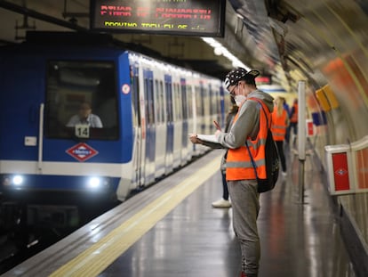 Personal que controla la afluencia en el metro de Madrid para evitar que se llenen los vagones, el pasado martes.