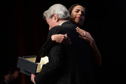 Alain Delon acepta la Palma de Oro de Honor de manos de su hija Anouchka Delon durante el 72º Festival de Cine de Cannes, el 19 de mayo de 2019.