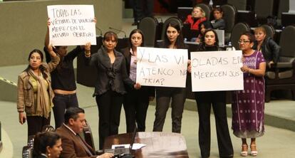 Un grupo de diputadas protestan contra las violaciones en México.