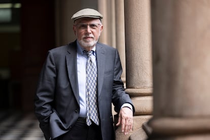 Neurobiolog Robert Zatorre na korytarzach zabytkowego budynku Uniwersytetu Barcelońskiego.