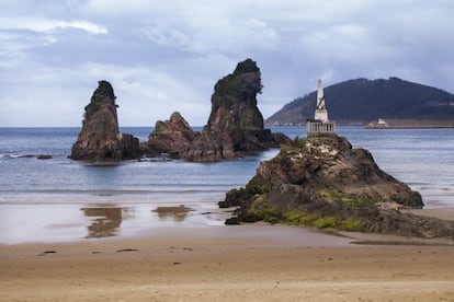 La playa urbana de Covas, situada en el fondo de la ría de Viveiro (algo fangosa, por tanto), reclama una parada para acercarse al mirador circular situado al costado de Os Castelos. Empenachados por la vegetación, estos peñascos pizarrosos son el trasunto de una postal de Extremo Oriente. En bajamar podemos subir al primer roquedo, que guarda el monumento a un naufragio tan desconocido como mortífero. En 1810, la fragata 'Santa María Magdalena' y el bergantín 'Palomo' golpearon contra Os Castelos, cobrándose la galerna 550 víctimas. Covas goza de mayor aporte de arena en su parte oriental. Si el hambre aprieta, el bar As Tixolas (982 56 07 07) nunca decepciona con su pulpo a feira (11,10 euros) y sus mariscadas (22,50 euros). Los fines de semana conviene reservar antes.