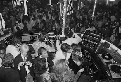 Calvin Klein, Brooke Shields, Steve Rubell y Andy Warhol en la cabina del 'dj' en 1979. "Steve Rubell solía llevar gente al área donde tocaba el 'dj' y muchas veces este permitía que lo invitados seleccionaran la música, la protagonista de Studio 54".