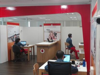 Agentes comerciales de la tienda virtual online de Vodafone España.