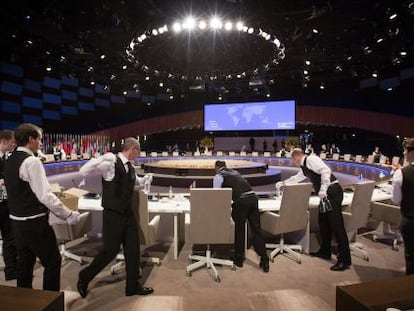 Gar&ccedil;ons preparam as mesas na C&uacute;pula Nuclear da Holanda, nesta ter&ccedil;a-feira. 