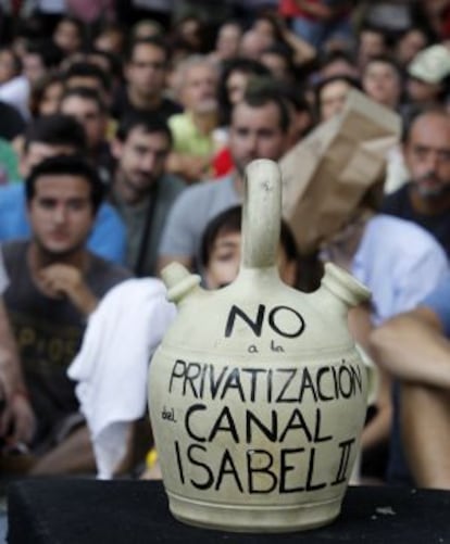 Concentración contra la privatización del Canal de Isabel II.