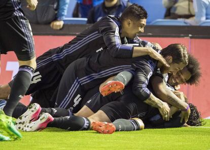 La piña de los jugadores del Madrid tras el segundo gol de Cristiano Ronaldo.