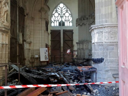 Bombeiros na catedral de Nantes.