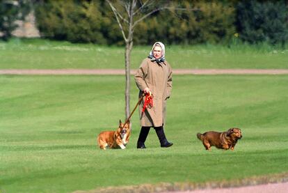 La Reina Isabel solo ha salido a pasear a sus perros desde que falleció el duque de Edimburgo.