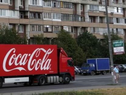 Un cami&oacute;n de reparto de Coca-Cola en Mosc&uacute;.