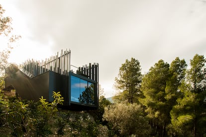 Vista del hotel Vivood, en el municipio alicantino de Benimantell. Un proyecto que conecta la arquitectura sostenible con la naturaleza.