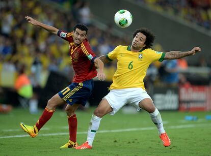 El espa?ol Pedro Rodrguez pelea por un baln con Marcelo durante la final de la Copa Confederaciones de 2013, que ganaran los brasile?os.