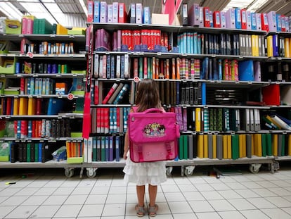 Una ni&ntilde;a frente a un estante de venta de &uacute;tiles escolares en Niza.