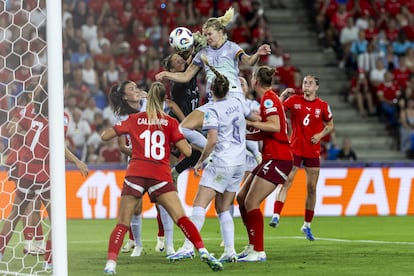 Ada Hegerberg marca el primer gol de Noruega ante Suiza en la Eurocopa Femenina.