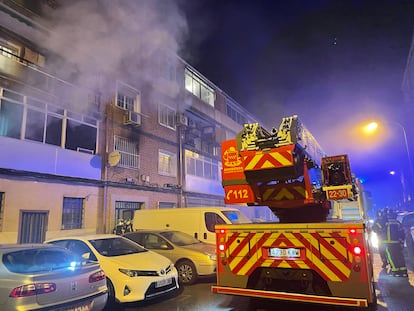 Los bomberos, durante la extinción del incendio que se ha producido en el n° 3 de la calle Hernán Cortés de Alcalá de Henares.