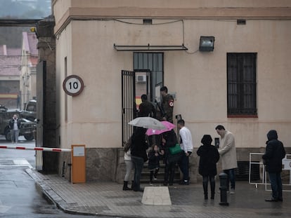 Familiares de los militares en el cuartel del Bruc de Barcelona, después del acto de celebración de la festividad de su patrona, este jueves.