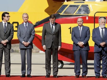 Rajoy y cuatro ministros en un homenaje a las fuerzas de lucha contra los incendios en 2012.