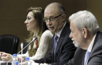 GRA258. MADRID, 31/07/2013.-  El ministro de Hacienda y Administraciones P&uacute;blicas, Crist&oacute;bal Montoro (c), junto a la Secretaria de Estado de Presupuestos y Gastos de Espa&ntilde;a, Marta Fern&aacute;ndez Curr&aacute;s (i), y el secretario de Estado de Administraciones P&uacute;blicas, Antonio Beteta (d), durante la rueda de prensa que ha ofrecido tras la reuni&oacute;n del Consejo de Pol&iacute;tica Fiscal y Financiera celebrada hoy en la sede del Ministerio, en Madrid. EFE/Kiko Huesca