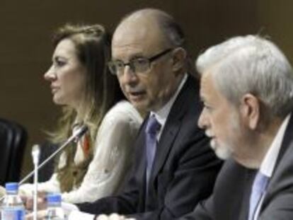 GRA258. MADRID, 31/07/2013.-  El ministro de Hacienda y Administraciones P&uacute;blicas, Crist&oacute;bal Montoro (c), junto a la Secretaria de Estado de Presupuestos y Gastos de Espa&ntilde;a, Marta Fern&aacute;ndez Curr&aacute;s (i), y el secretario de Estado de Administraciones P&uacute;blicas, Antonio Beteta (d), durante la rueda de prensa que ha ofrecido tras la reuni&oacute;n del Consejo de Pol&iacute;tica Fiscal y Financiera celebrada hoy en la sede del Ministerio, en Madrid. EFE/Kiko Huesca