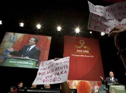 Activistas protestan durante la clausura de la Conferencia del Sida en México.