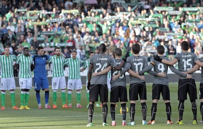 Betis y Espanyol guardan el minuto de silencio en homenaje a Aragonés.