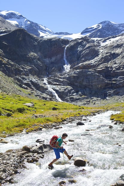 El parque nacional de Hohe Tauern es una de las reservas naturales más amplias de Europa —se extiende por el Tirol, Carintia y el estado de Salzburgo—, a la sombra de la mole del Grossglockner. Ninguna hipérbole sobre montañas nevadas, glaciares relucientes, lagos turquesas y cascadas atronadoras llega a hacerle justicia. Un paraíso para escaladores y excursionistas que invitan a recorrer las rutas guiadas por los ‘rangers’ del parque para todos los públicos; desde paseos suaves de un día hasta expediciones a cumbres y crestas. En la foto, un senderista en la Glocknerrunde, ruta de siete etapas entre Kaprun y Kals que, pernoctando en refugios alpinos, permite rodear el macizo del Grossglockner.