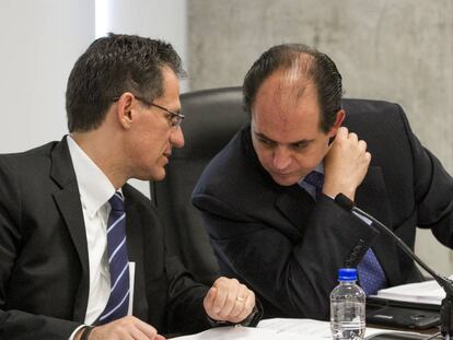 Kenneth Smith y el negociador adjunto, Salvador Behar, en agosto pasado.