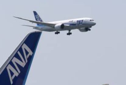 La compañía aérea japonesa All Nippon Airways (ANA) cumplió hoy el primer vuelo de prueba con uno de sus modelos Boeing 787 Dreamliner, tras reemplazar las baterías defectuosas que provocaron la cancelación de sus operaciones durante tres meses por motivos de seguridad.