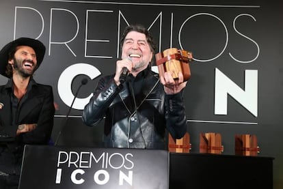 Joaquín Sabina con su premio ICON a la Trayectoria Musical. Leiva, a su izquierda, fue quien le entregó el galardón.