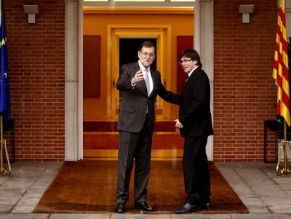 Mariano Rajoy y Carles Puigdemont a las puertas de La Moncloa, en 2016.