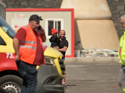 Uno de los niños migrantes (rostro pixelado) rescatados tras volcar un cayuco, en El Hierro, este miércoles.