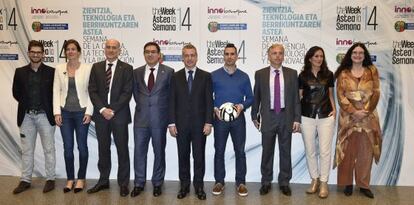 Iñígo Urkullu este lunes en el palacio Euskalduna junto a los ponentes que participarán en la Semana de la Ciencia, Tecnología e Innovación.