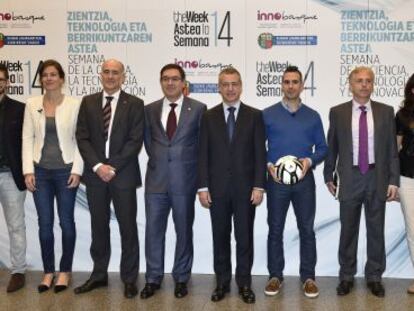 Iñígo Urkullu este lunes en el palacio Euskalduna junto a los ponentes que participarán en la Semana de la Ciencia, Tecnología e Innovación. 